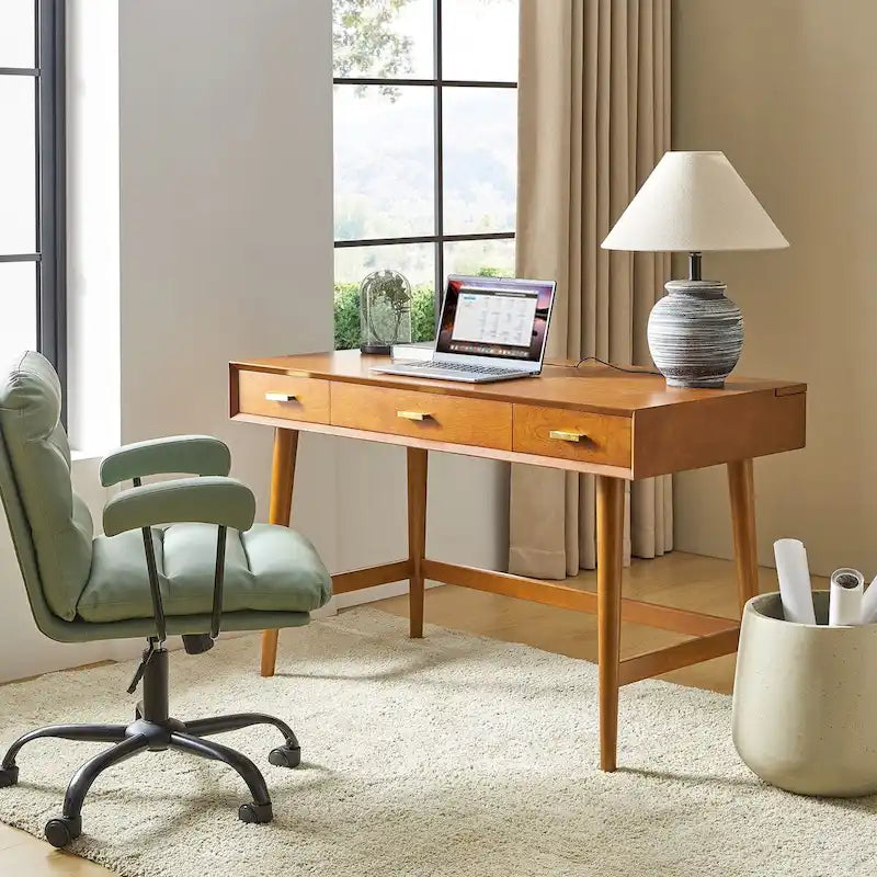Un bureau d'ordinateur de 122 cm avec un design moderne de style médiéval et des ports USB.