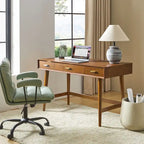 Un bureau d'ordinateur de 122 cm avec un design moderne de style médiéval et des ports USB.